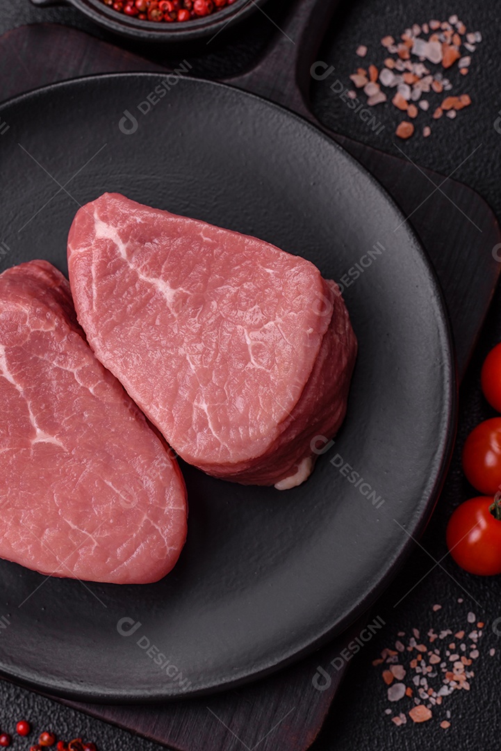 Pedaços de carne bovina crua, provavelmente cortada para preparo culinário