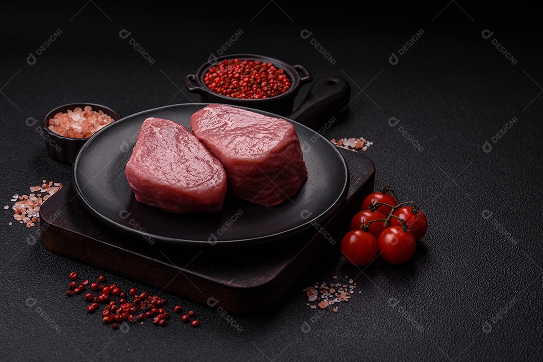 Pedaços de carne bovina crua, provavelmente cortada para preparo culinário