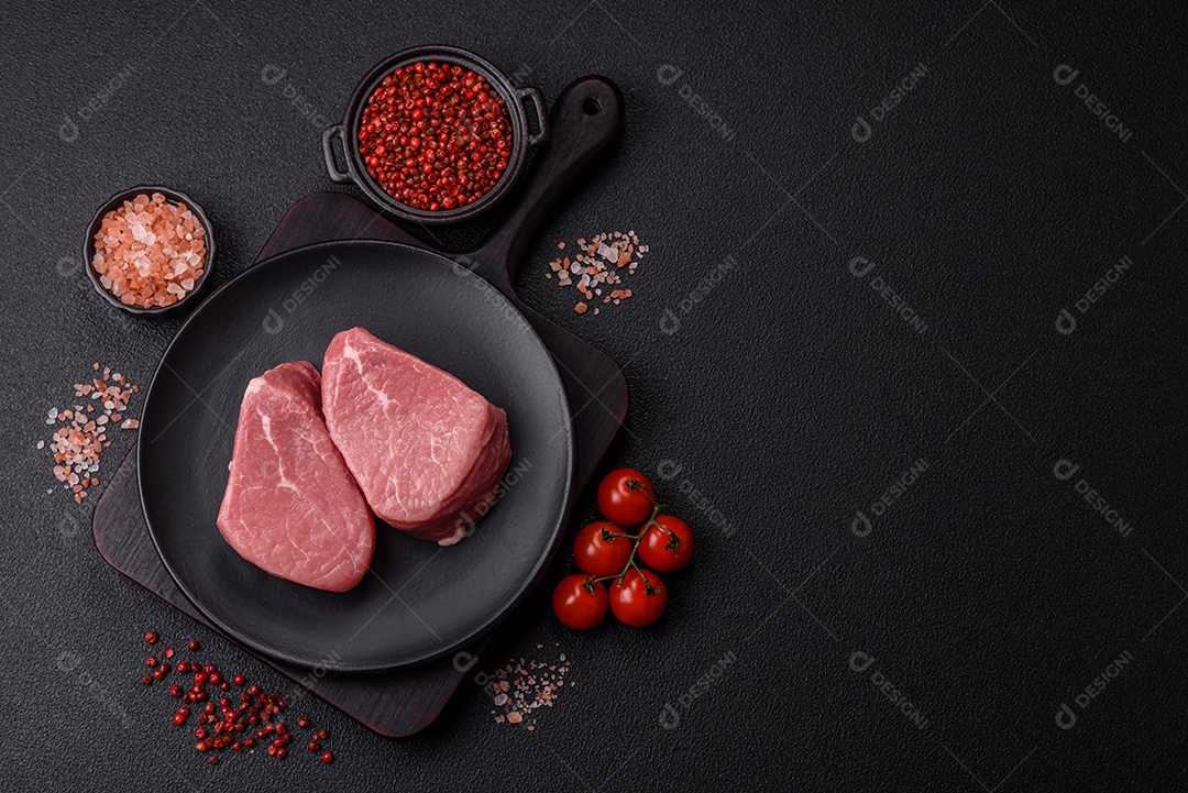 Pedaços de carne bovina crua, provavelmente cortada para preparo culinário