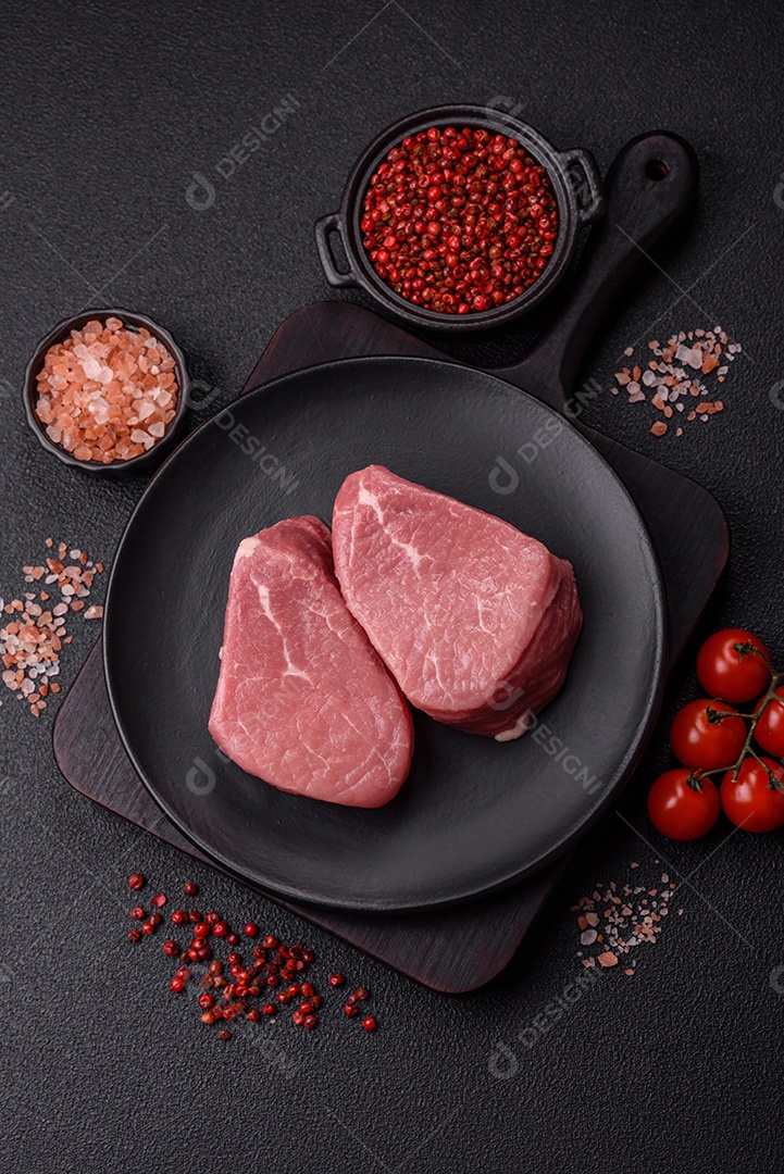 Pedaços de carne bovina crua, provavelmente cortada para preparo culinário