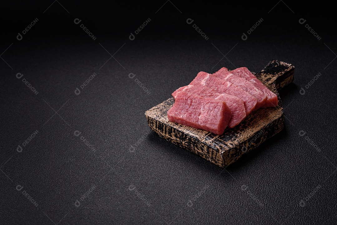 Pedaços de carne bovina crua, provavelmente cortada para preparo culinário