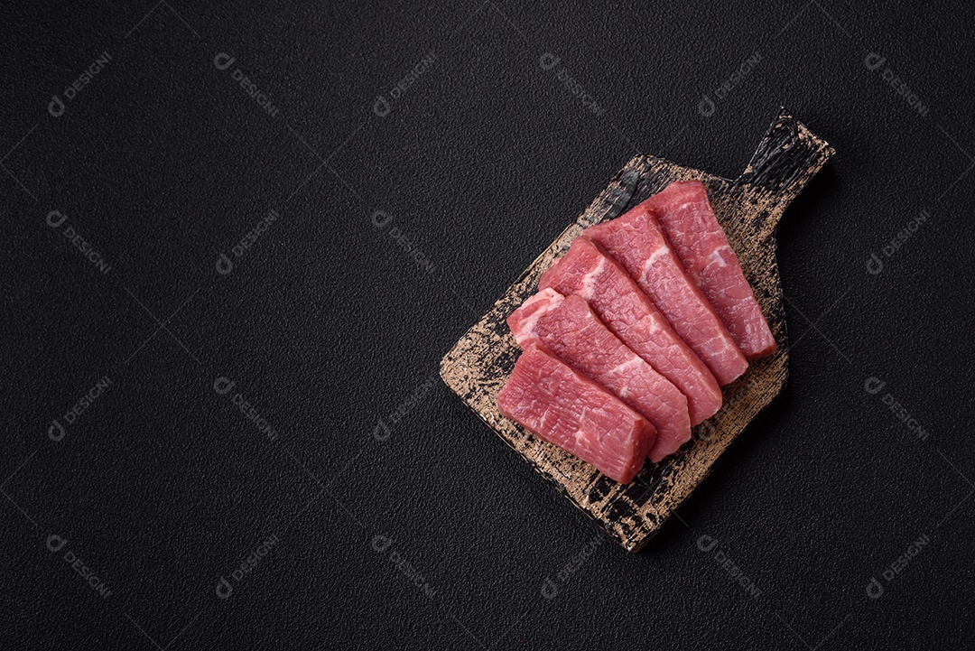 Pedaços de carne bovina crua, provavelmente cortada para preparo culinário