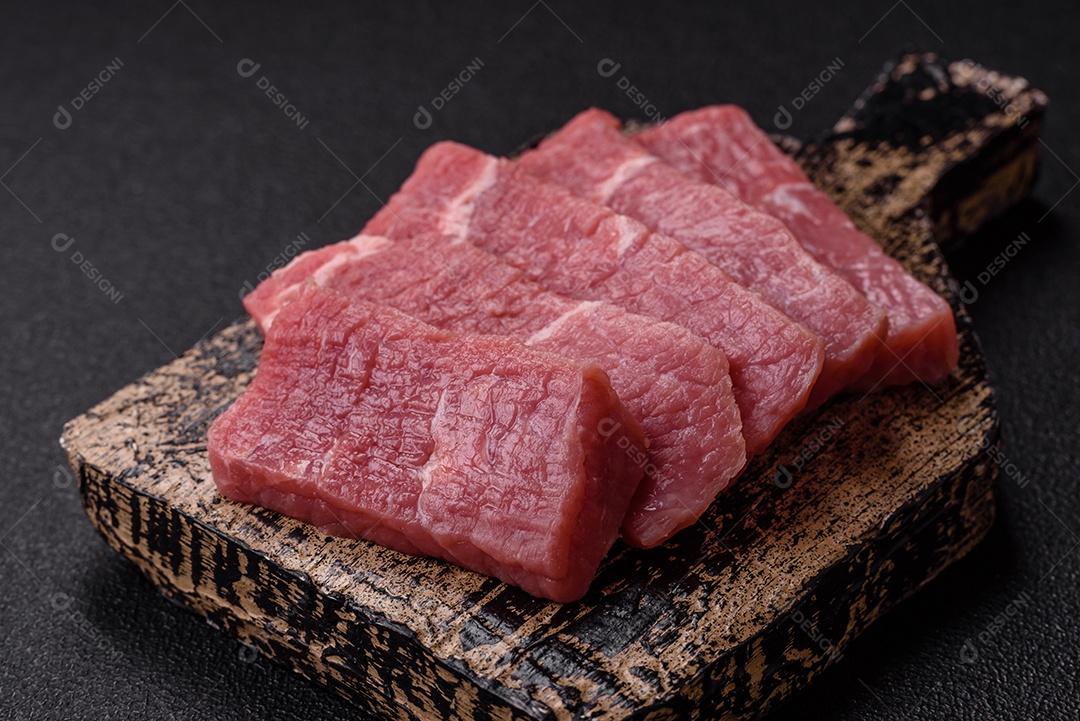 Pedaços de carne bovina crua, provavelmente cortada para preparo culinário