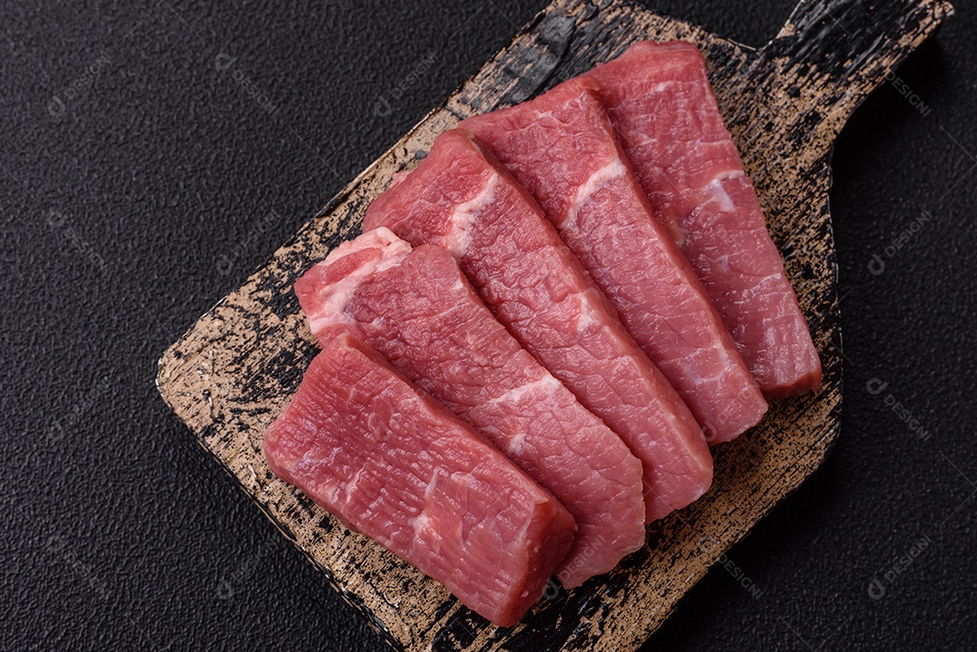 Pedaços de carne bovina crua, provavelmente cortada para preparo culinário