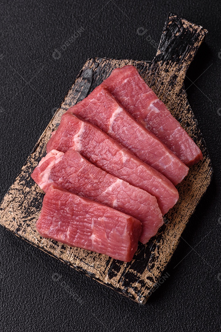 Pedaços de carne bovina crua, provavelmente cortada para preparo culinário