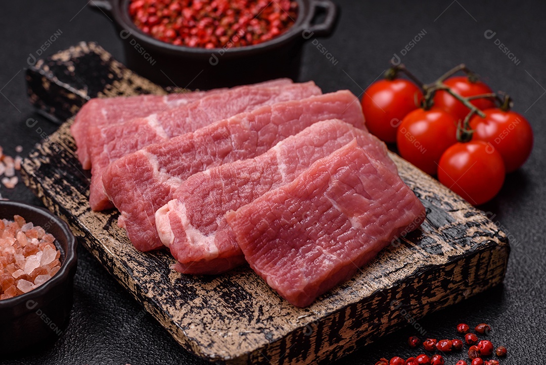 Pedaços de carne bovina crua, provavelmente cortada para preparo culinário
