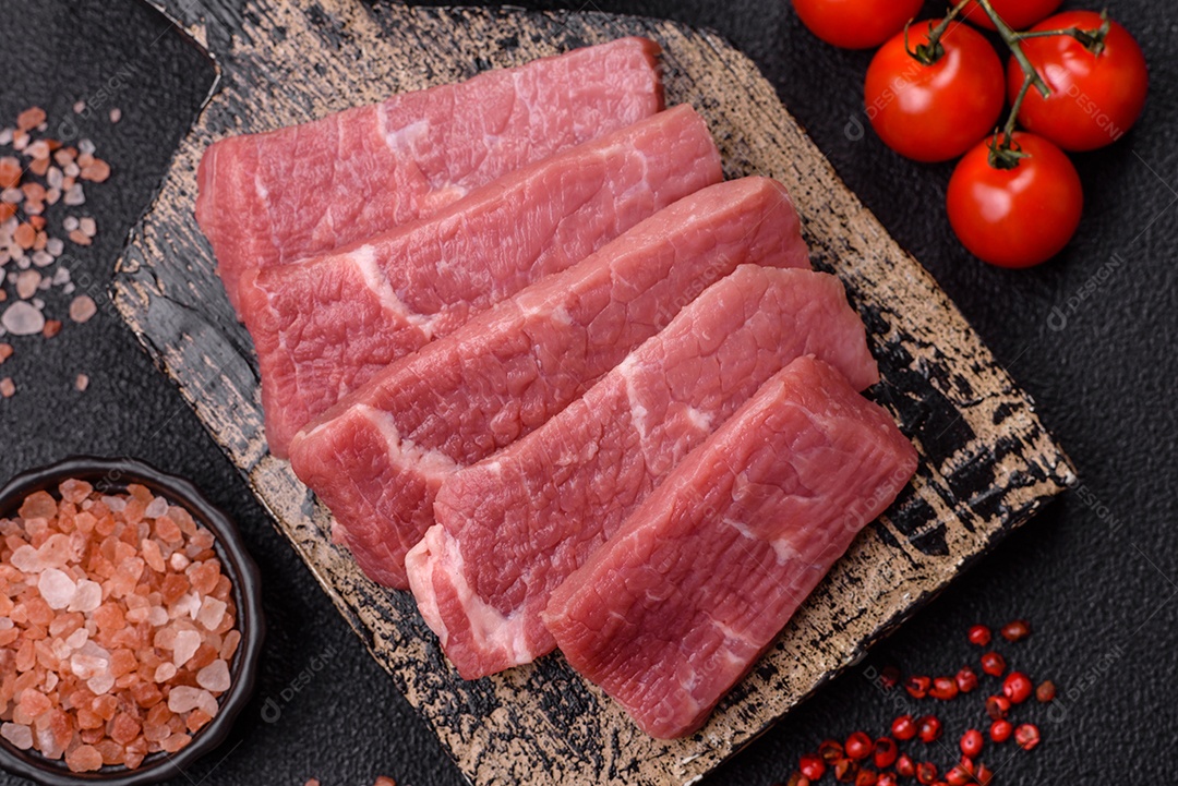 Pedaços de carne bovina crua, provavelmente cortada para preparo culinário