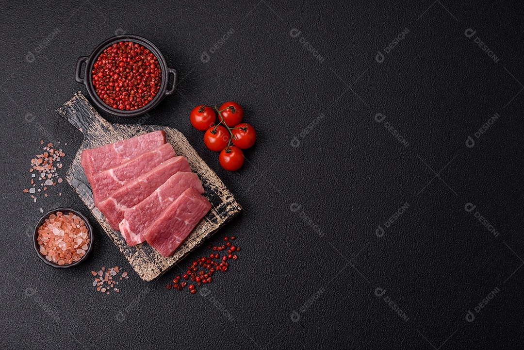 Pedaços de carne bovina crua, provavelmente cortada para preparo culinário