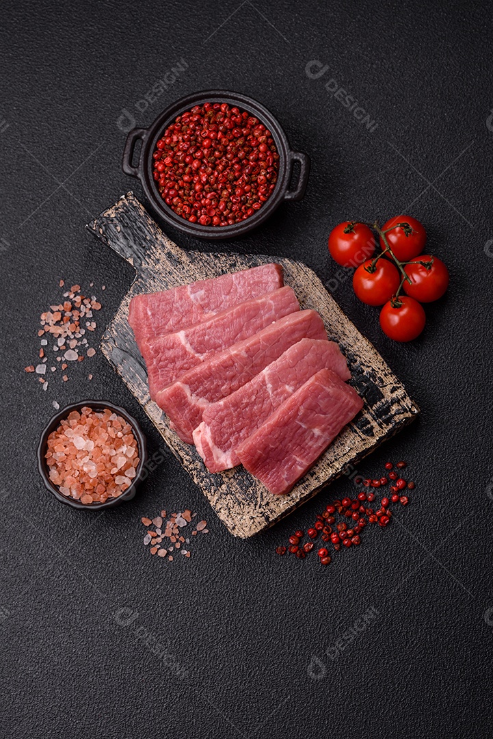 Pedaços de carne bovina crua, provavelmente cortada para preparo culinário