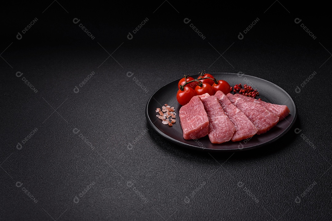 Pedaços de carne bovina crua, provavelmente cortada para preparo culinário