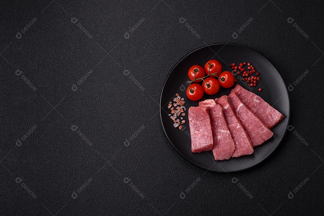 Pedaços de carne bovina crua, provavelmente cortada para preparo culinário