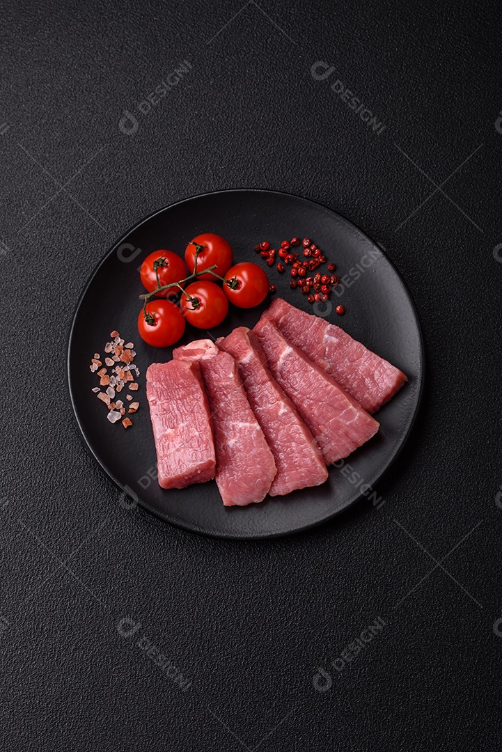 Pedaços de carne bovina crua, provavelmente cortada para preparo culinário