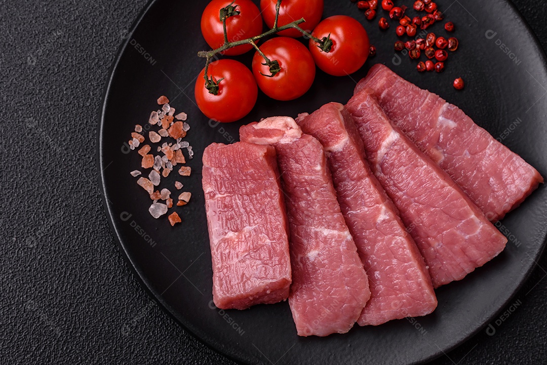 Pedaços de carne bovina crua, provavelmente cortada para preparo culinário