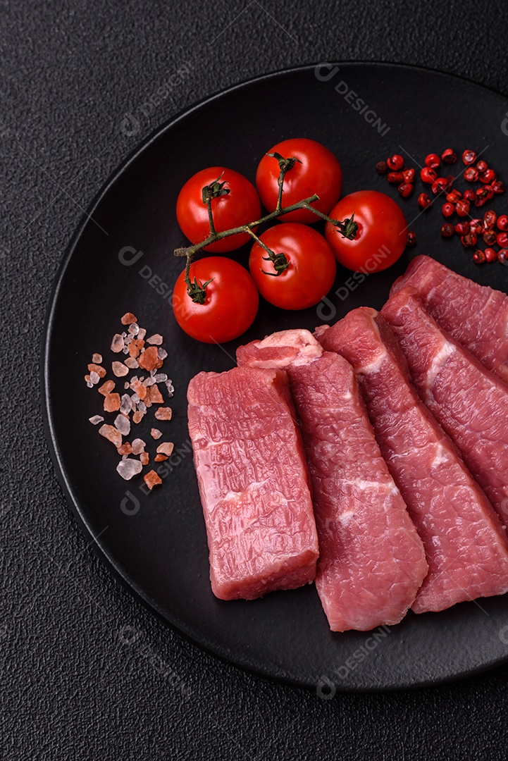 Pedaços de carne bovina crua, provavelmente cortada para preparo culinário