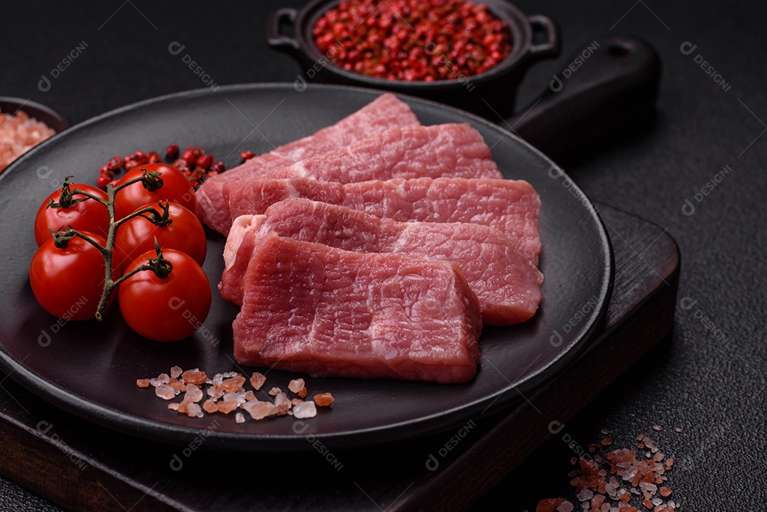Pedaços de carne bovina crua, provavelmente cortada para preparo culinário