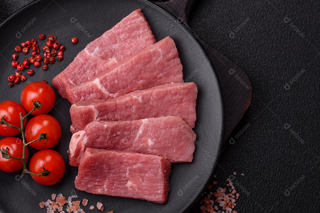 Pedaços de carne bovina crua, provavelmente cortada para preparo culinário