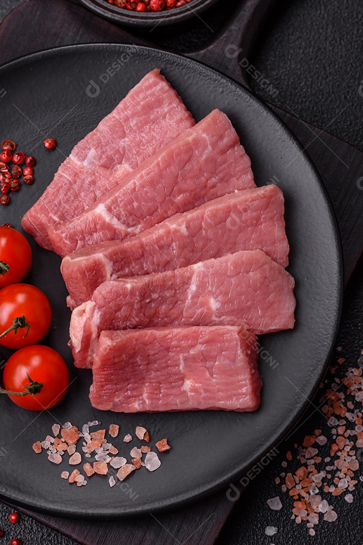 Pedaços de carne bovina crua, provavelmente cortada para preparo culinário