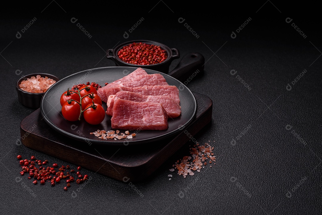 Pedaços de carne bovina crua, provavelmente cortada para preparo culinário