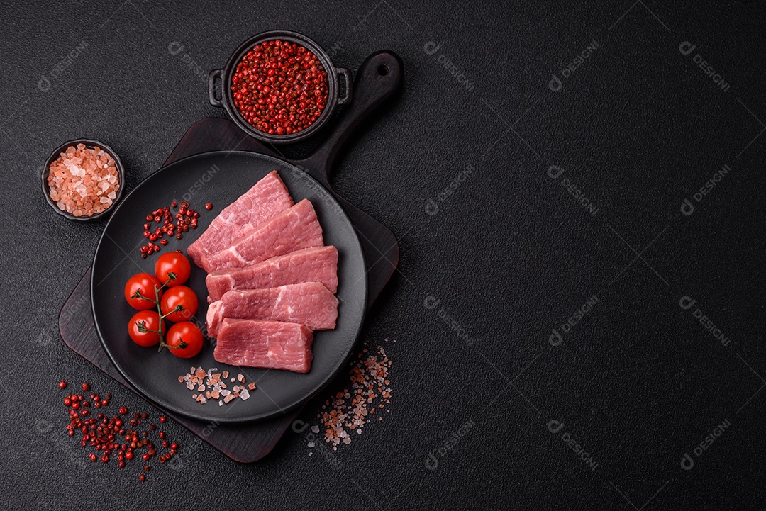 Pedaços de carne bovina crua, provavelmente cortada para preparo culinário