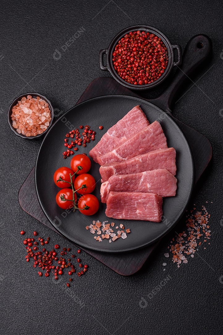 Pedaços de carne bovina crua, provavelmente cortada para preparo culinário