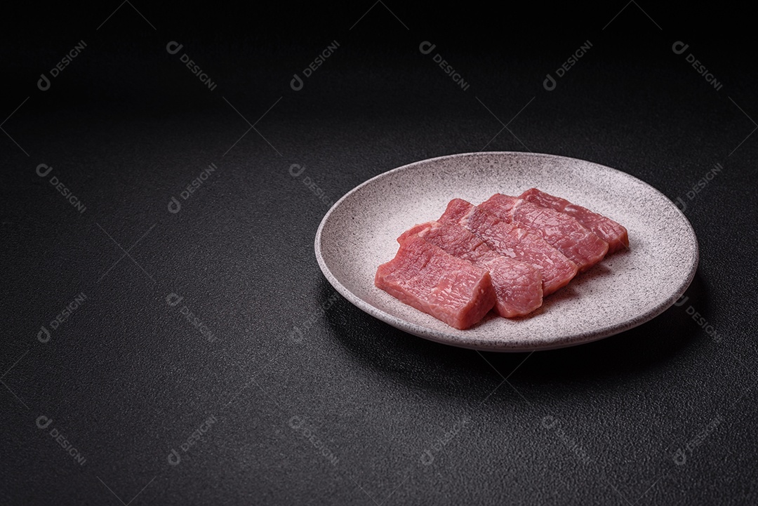 Pedaços de carne bovina crua, provavelmente cortada para preparo culinário