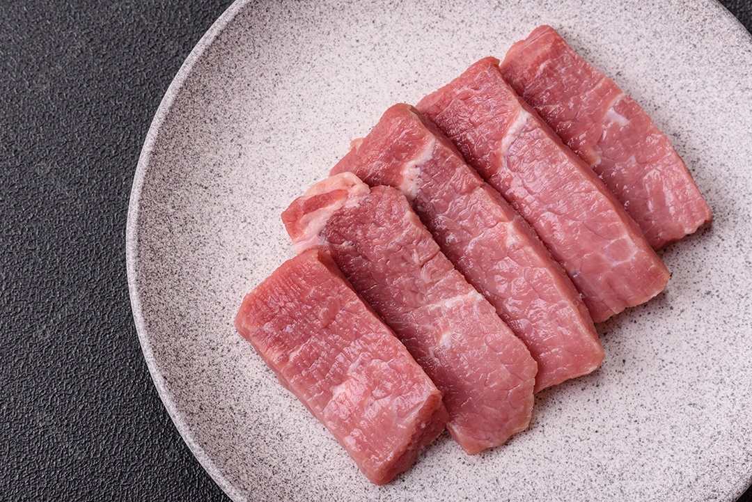 Pedaços de carne bovina crua, provavelmente cortada para preparo culinário