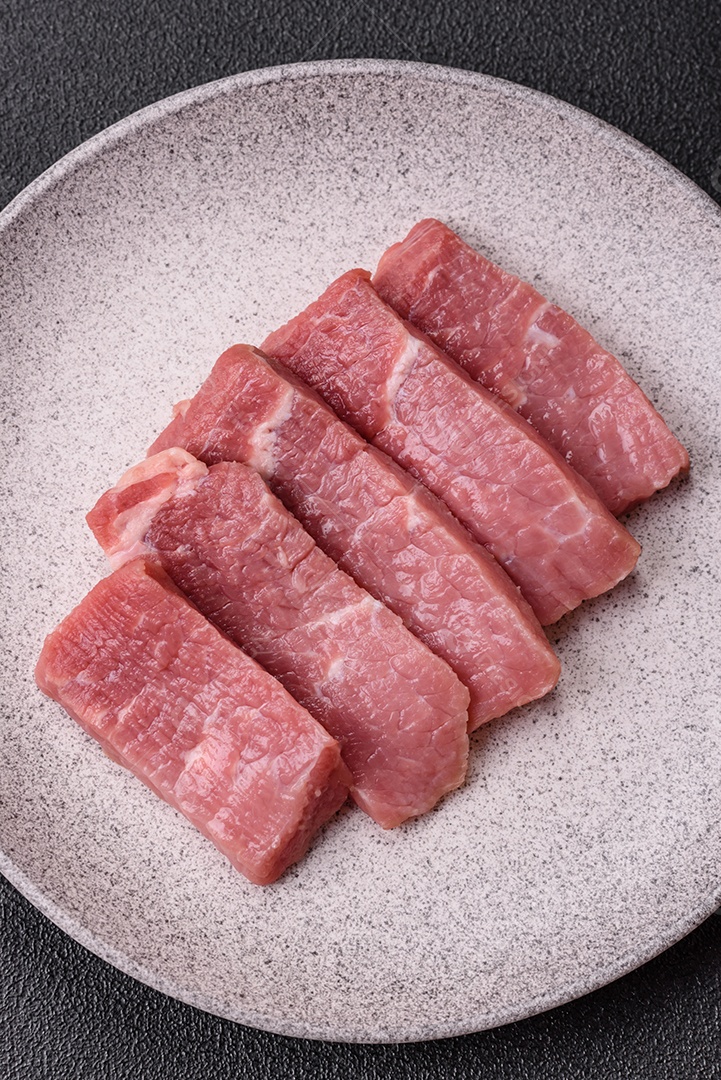 Pedaços de carne bovina crua, provavelmente cortada para preparo culinário