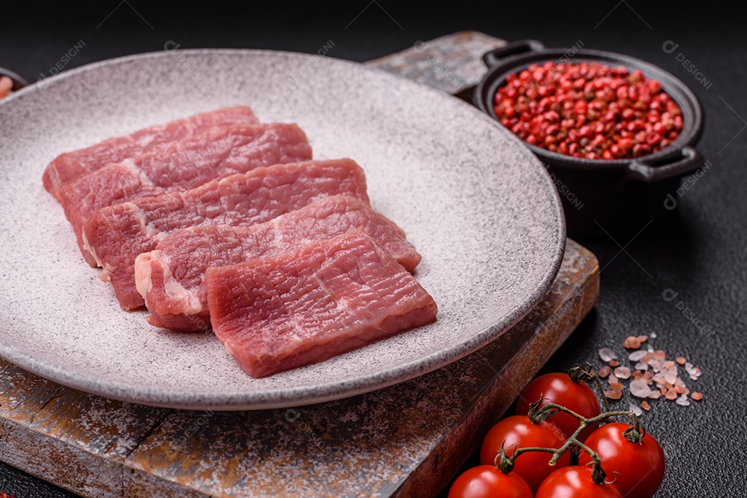 Pedaços de carne bovina crua, provavelmente cortada para preparo culinário