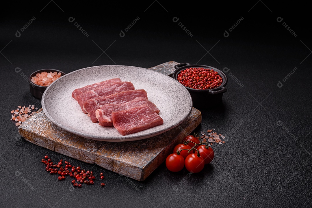 Pedaços de carne bovina crua, provavelmente cortada para preparo culinário