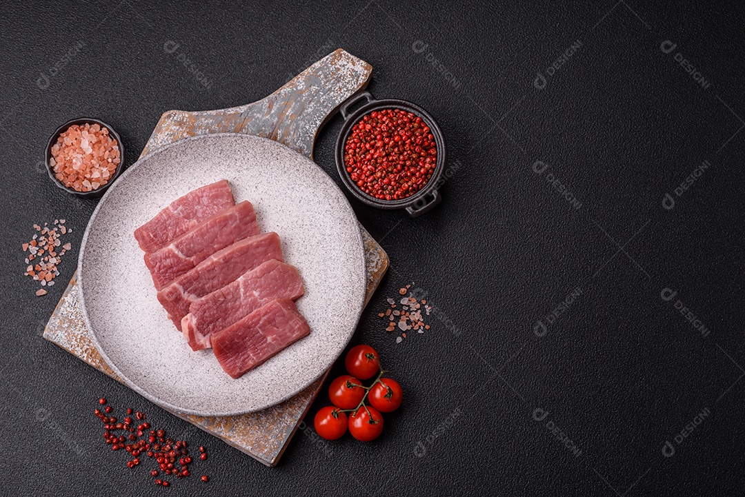 Pedaços de carne bovina crua, provavelmente cortada para preparo culinário