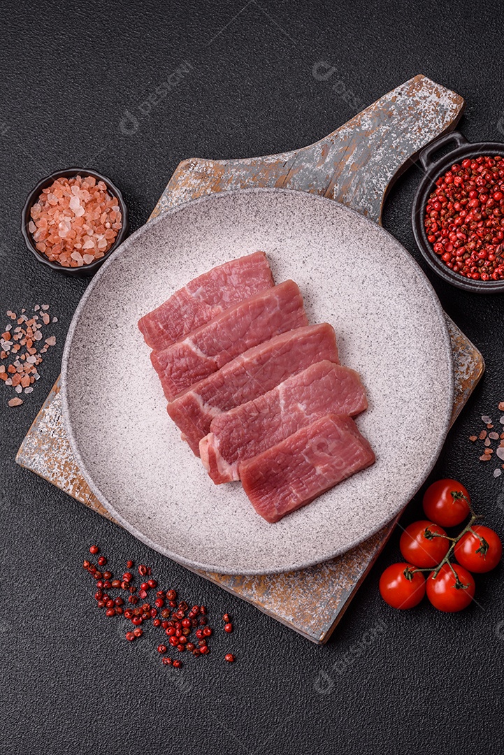 Pedaços de carne bovina crua, provavelmente cortada para preparo culinário