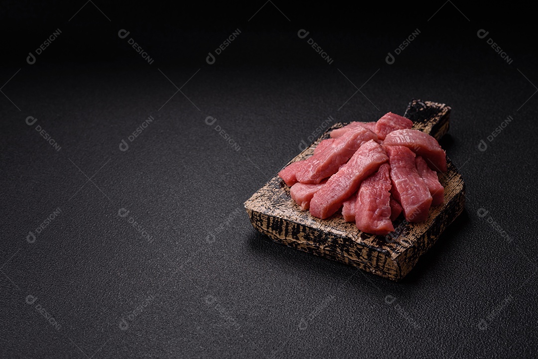 Pedaços de carne bovina crua, provavelmente cortada para preparo culinário