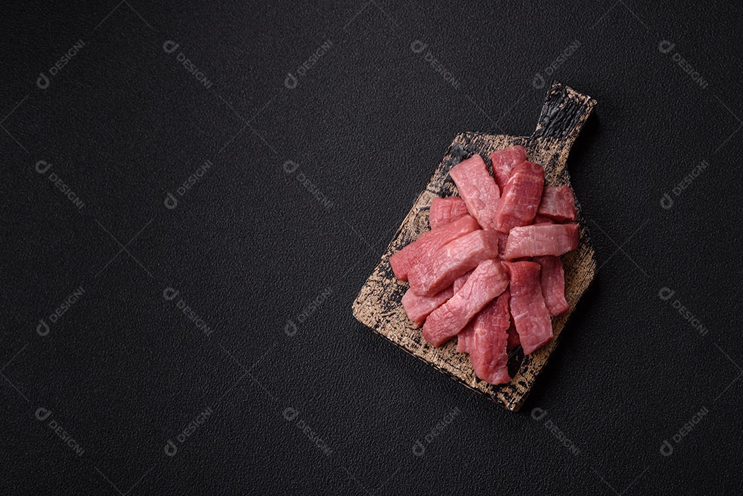 Pedaços de carne bovina crua, provavelmente cortada para preparo culinário