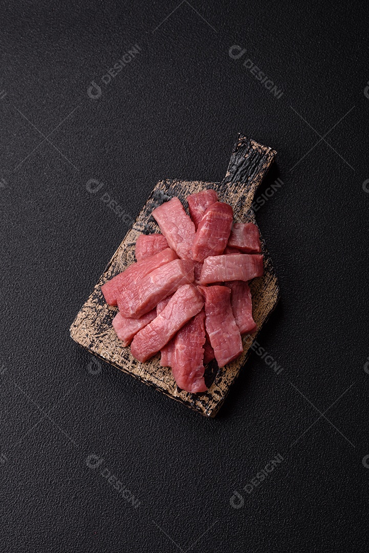 Pedaços de carne bovina crua, provavelmente cortada para preparo culinário