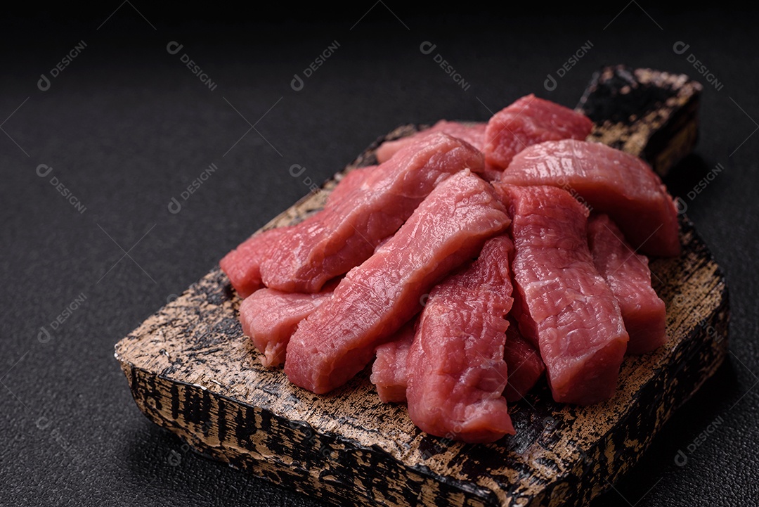 Pedaços de carne bovina crua, provavelmente cortada para preparo culinário