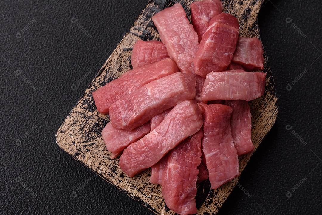 Pedaços de carne bovina crua, provavelmente cortada para preparo culinário