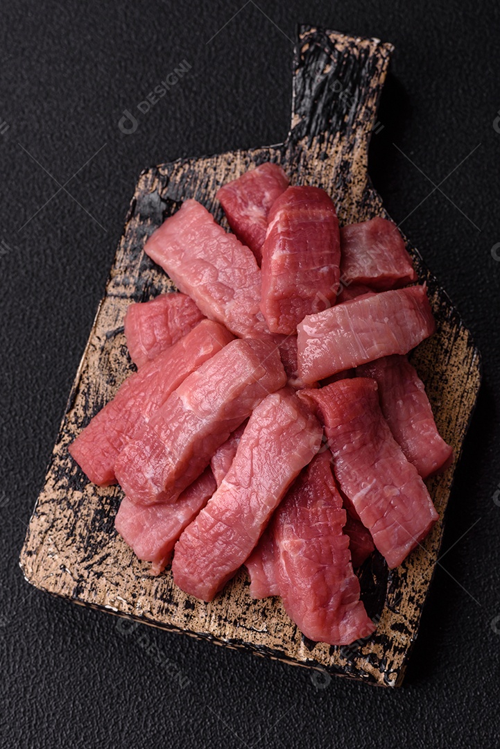 Pedaços de carne bovina crua, provavelmente cortada para preparo culinário