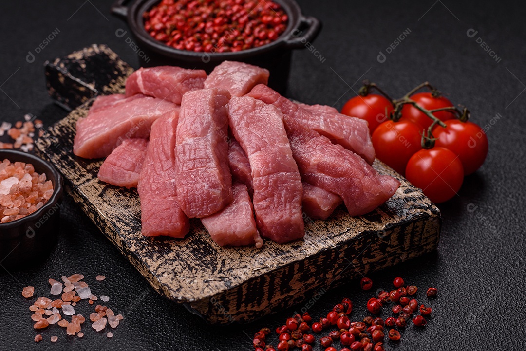 Pedaços de carne bovina crua, provavelmente cortada para preparo culinário