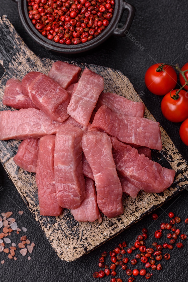 Pedaços de carne bovina crua, provavelmente cortada para preparo culinário