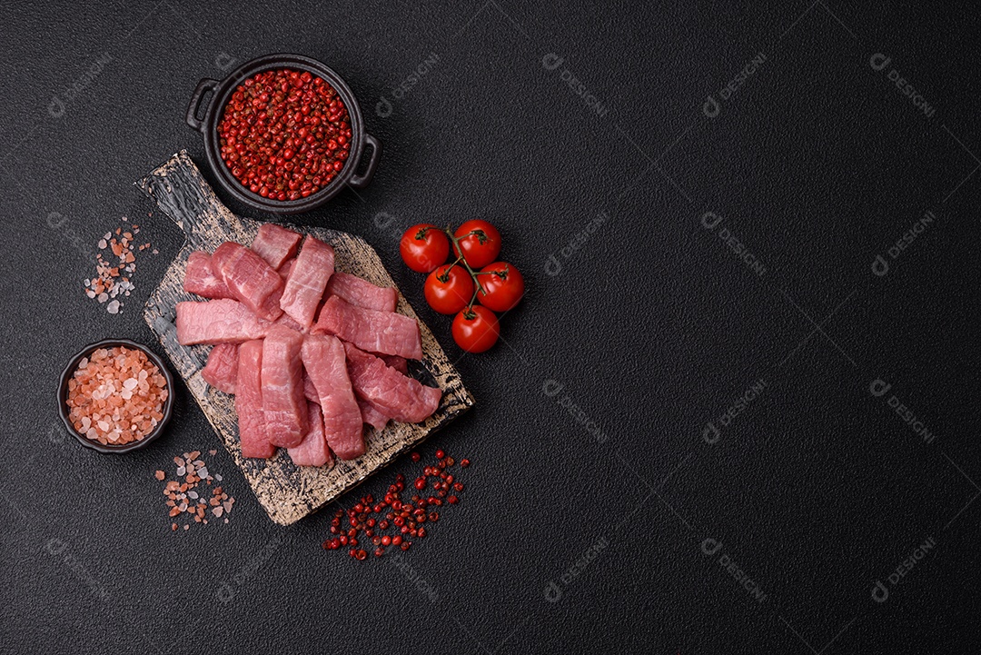 Pedaços de carne bovina crua, provavelmente cortada para preparo culinário