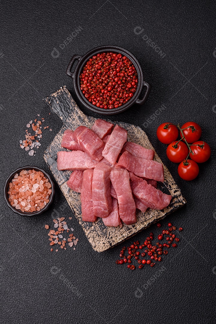 Pedaços de carne bovina crua, provavelmente cortada para preparo culinário