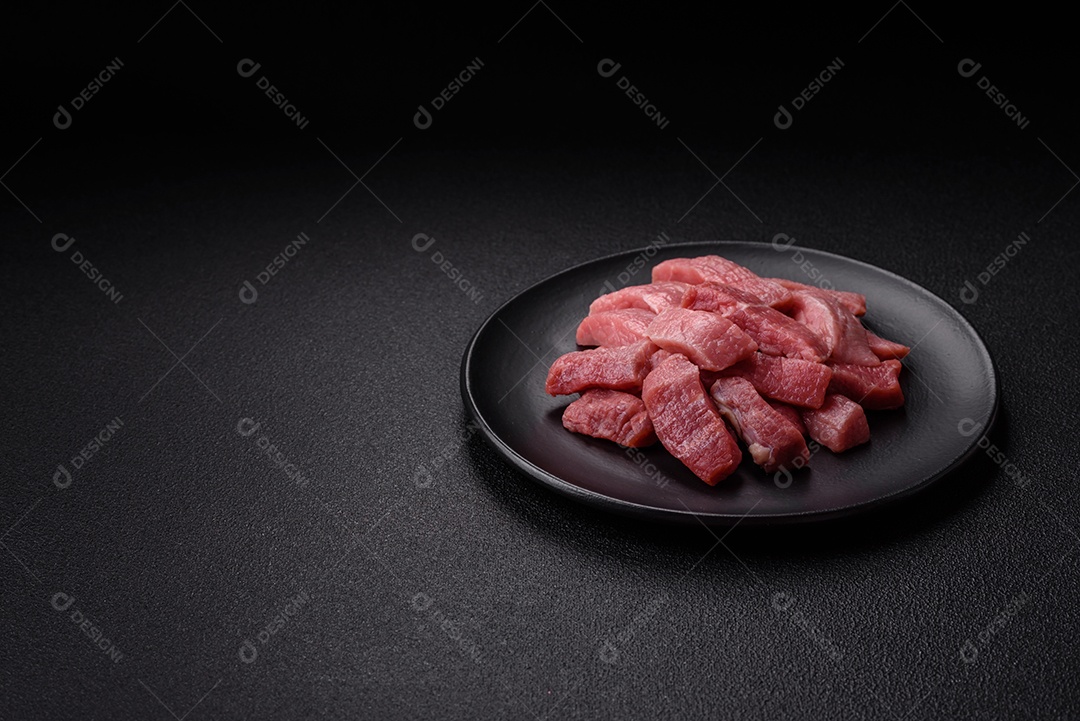 Pedaços de carne bovina crua, provavelmente cortada para preparo culinário