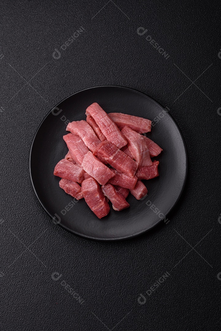 Pedaços de carne bovina crua, provavelmente cortada para preparo culinário