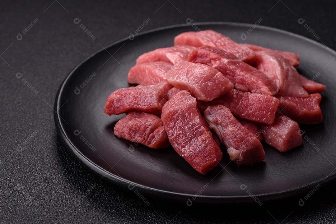 Pedaços de carne bovina crua, provavelmente cortada para preparo culinário