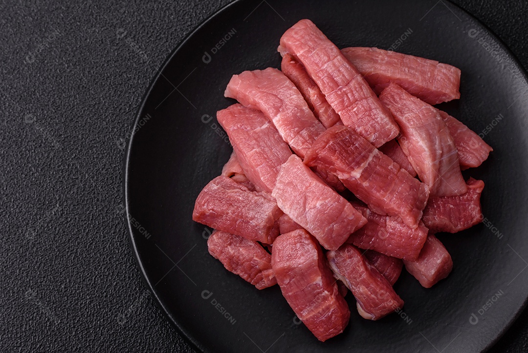Pedaços de carne bovina crua, provavelmente cortada para preparo culinário
