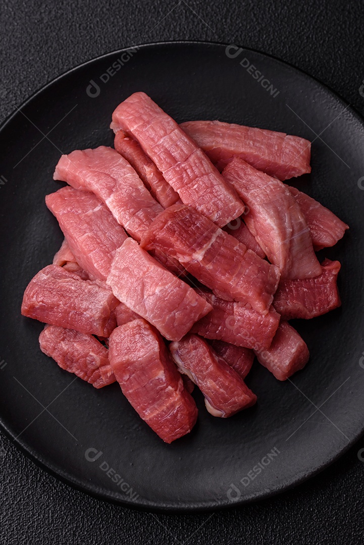 Pedaços de carne bovina crua, provavelmente cortada para preparo culinário