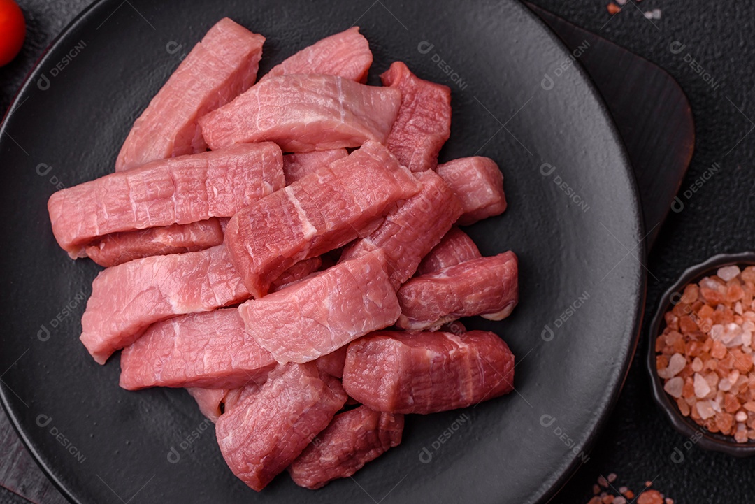 Pedaços de carne bovina crua, provavelmente cortada para preparo culinário