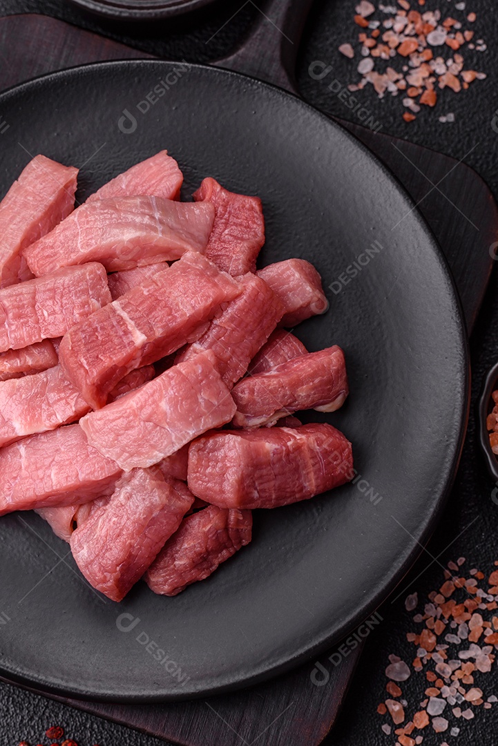 Pedaços de carne bovina crua, provavelmente cortada para preparo culinário