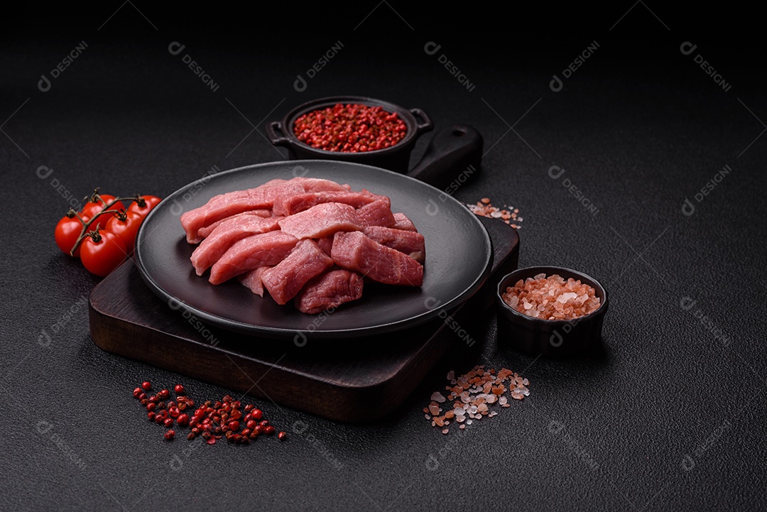 Pedaços de carne bovina crua, provavelmente cortada para preparo culinário