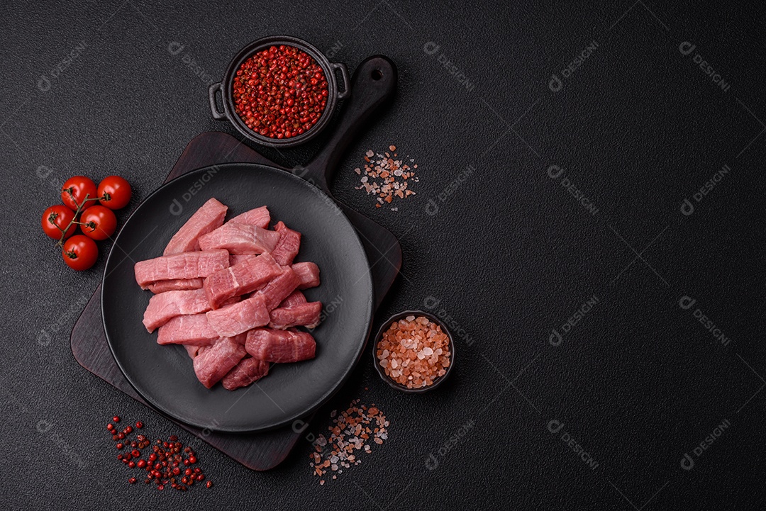 Pedaços de carne bovina crua, provavelmente cortada para preparo culinário